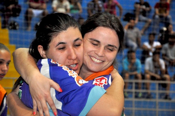 Futsal feminino estreia no jogos com homenagem a Ver    