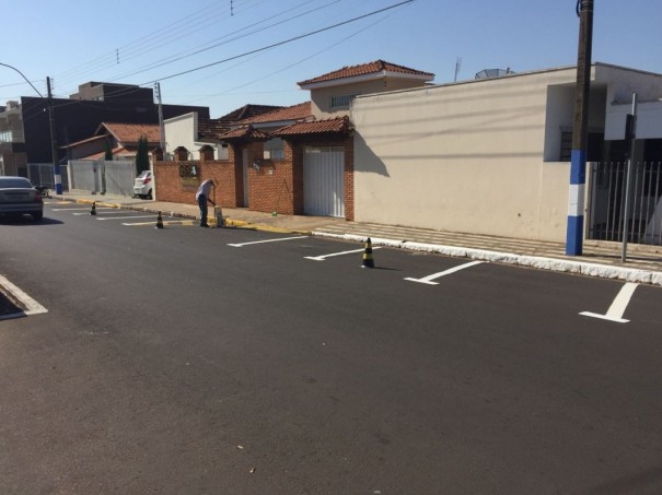 Prefeitura de Osvaldo Cruz testa estacionamento em 45 graus na Rua Armando Salles