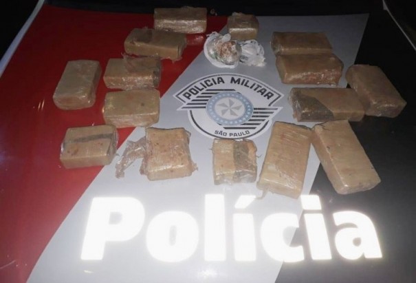 Com apoio de c�o farejador, Pol�cia Militar apreende mais de 6kg de maconha e crack