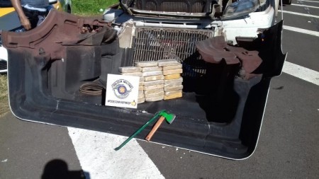 Cocaína é localizada em fundo falso no capô de caminhão e Polícia Rodoviária prende motorista por tráfico de droga