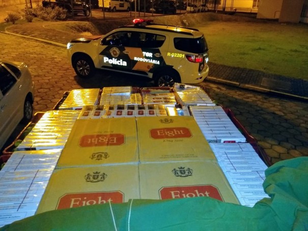 Ao se deparar com fiscaliza��o, motorista pula de caminhonete em movimento e abandona carga de cigarros contrabandeados