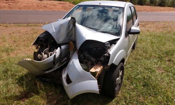 Mulher passa mal, bate carro em �rvore em vicinal e fica ferida