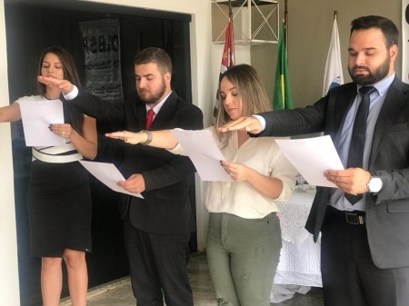 OAB de Osvaldo Cruz entrega carteiras para quatro novos advogados da cidade