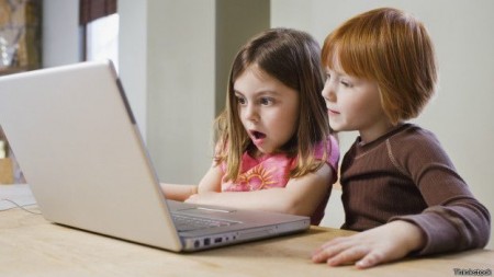 Crianças e Internet: atenção dos pais é vital para evitar exposição a riscos