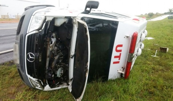 Ambul�ncia de UTI de Adamantina tomba na SP-294