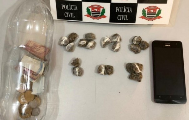 Jovem de 19 anos � preso acusado de envolvimento com o tr�fico de drogas em Parapu�