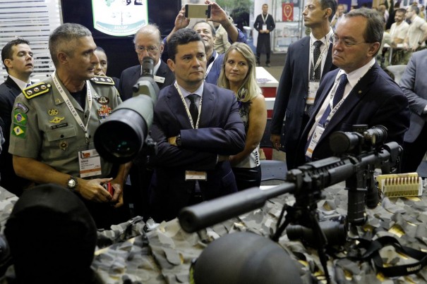 Moro diz que 'policiais n�o precisam tomar tiro de fuzil para reagir'