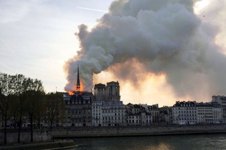 França pede doações e avalia danos na Notre-Dame