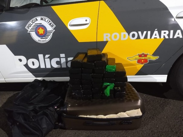 Mulheres s�o presas com 23 kg de maconha escondida em malas, em Presidente Prudente