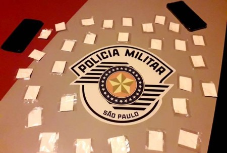 Polícia Militar prende dois homens por tráfico e apreende cocaína escondida em chiqueiro