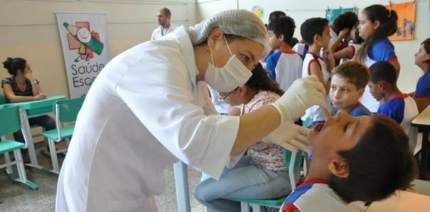 Programa Sade na Escola distribui kits e educa crianas para higiene bucal na rede municipal