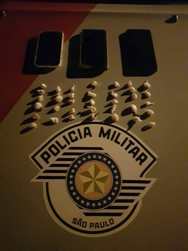 Pol�cia Militar prende tr�s indiv�duos por tr�fico de drogas na regi�o