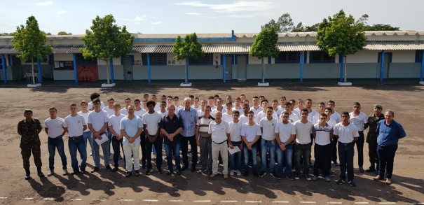 Jovens de Osvaldo Cruz participam de Ato de Juramento  Bandeira