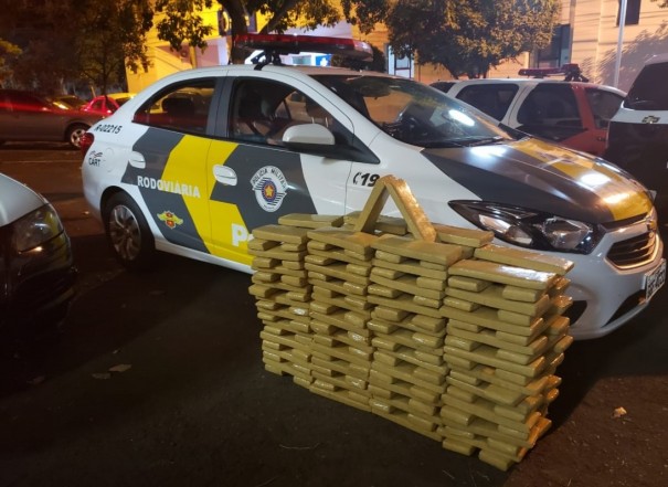 Pol�cia Rodovi�ria aborda carro lotado de maconha e prende homem por tr�fico, em Presidente Prudente