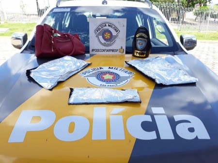 Peruana fica nervosa diante de fiscalização e leva polícia a encontrar porções de cocaína escondidas em bolsa
