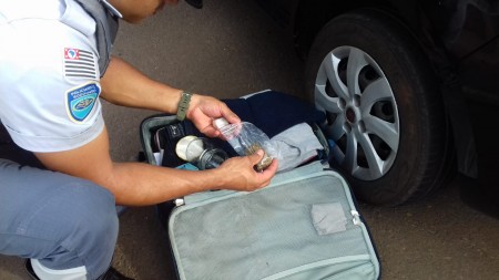 Polícia Rodoviária apreende droga dentro de veículo em fiscalização na SP-294
