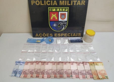 Em 'ponto estratégico', Baep vê esconderijo de droga, localiza cocaína e prende rapaz por tráfico