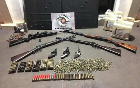 Homens presos em Junqueirópolis com grande quantidade de munições e armas são liberados após se comprometer a pagar fiança