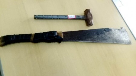 Homem é preso pela Polícia Militar por agredir ex-amásia com socos e ameaça-la com marreta e facão