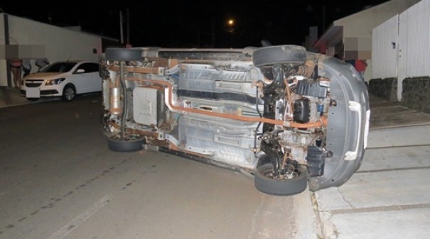 Batida seguida de capotamento envolve trs veculos