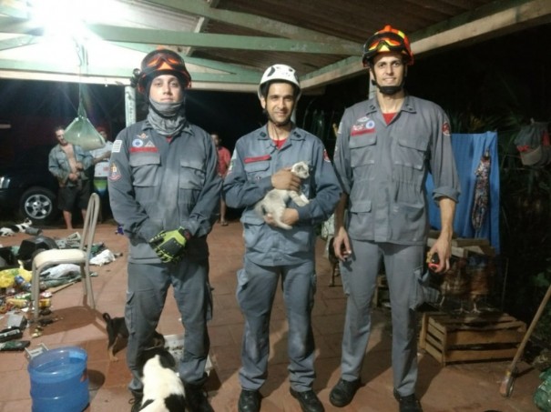 Corpo de Bombeiros de Tup� resgata gato que caiu em po�o de 15 metros