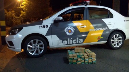 Homem esconde mais de 32 kg de maconha em para-choque e em banco traseiro de carro, e é preso