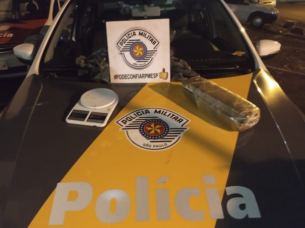 Tabletes de maconha s�o localizados em terreno baldio e apreendidos pela Pol�cia Militar Rodovi�ria