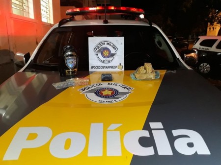 Durante abordagem a ônibus, polícia localiza pedras de crack embaixo de poltrona e prende mulher por tráfico