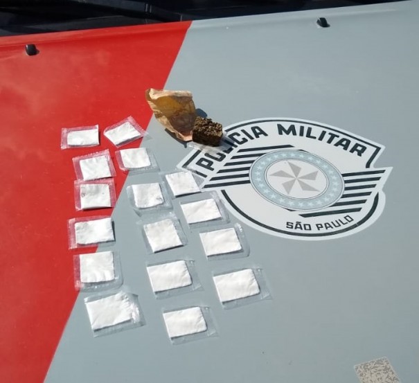 For�a T�tica da PM prende rapaz por tr�fico de drogas em Osvaldo Cruz