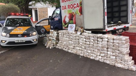 Fiscalização apreende carga de maconha escondida em fundo falso em meio a caixas de frutas e legumes em caminhão