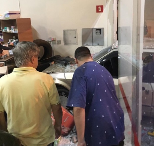 Motorista bbado invade loja com carro na J.E. Ari Fernandes, em Tup