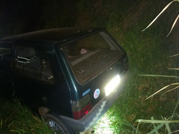 Carro despenca em barranco na vicinal Tup� x Arco �ris