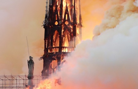 Incêndio atinge Catedral de Notre-Dame em Paris