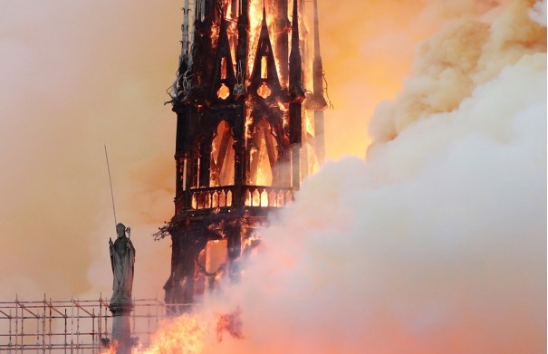 Incndio atinge Catedral de Notre-Dame em Paris