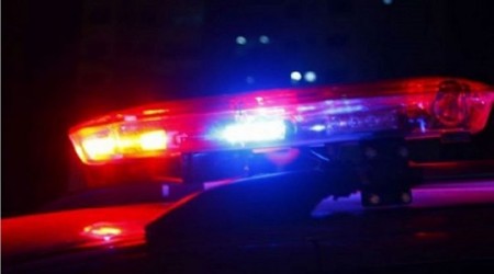 Criança de três anos morre ao cair de garupa da moto do pai em colisão com árvore