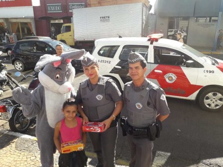 PM de Lucélia colabora na arrecadação e distribuição de caixas de bombons