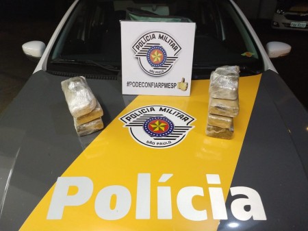 Homem esconde maconha atrás de poltrona de ônibus, mas é preso por tráfico, em Presidente Prudente