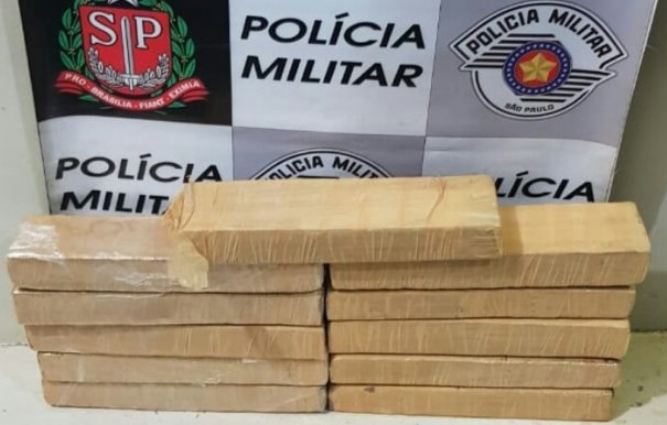 Ap�s desobedecer ordem de parada em base da Pol�cia Rodovi�ria, homem � preso com 25 tijolos de maconha