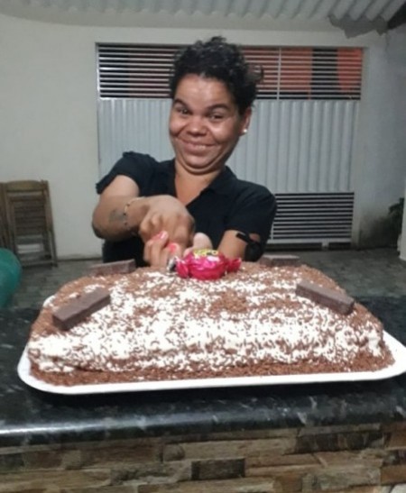 Moradora de rua ganha festa de aniversário em Osvaldo Cruz