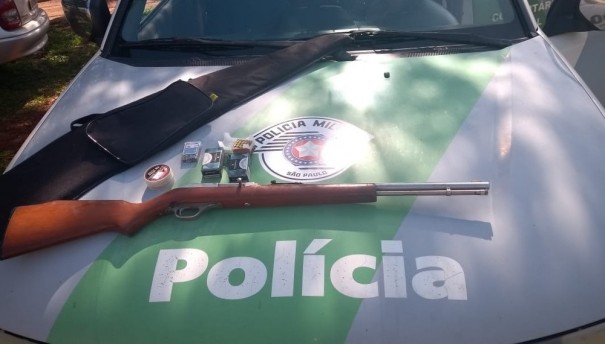 Ap�s den�ncia, Pol�cia Ambiental apreende rifle e 81 muni��es, em Iep�