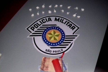 Ao ver viatura da Força Tática, indivíduos fogem e um deles é abordado e apreendido 