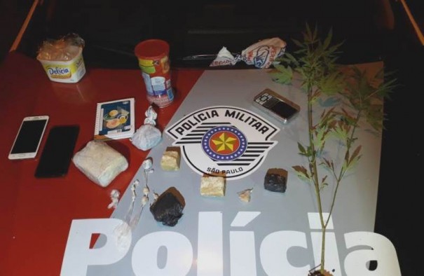 Pol�cia Militar apreende grande quantidade de drogas, p� de maconha e prende tr�s indiv�duos em flagrante