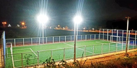 Administração de Salmourão implanta iluminação na quadra de futebol society