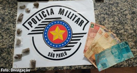 Policia Militar de Batos aborda carro com quatro jovens e apreende porções de maconha