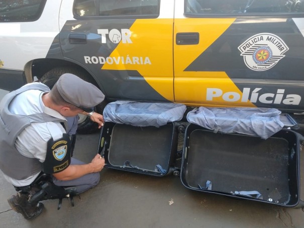 Pol�cia localiza coca�na escondida nas estruturas de malas e prende mo�a de 19 anos, em Presidente Epit�cio