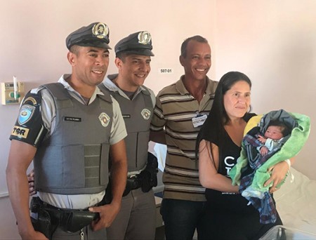 Grávida entra em trabalho de parto na rodovia e bebê nasce com ajuda de policiais rodoviários