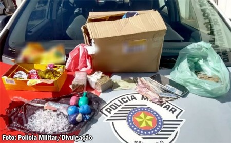 Homem é preso ao ser flagrado recebendo caixa de bombons com drogas pelo correio 