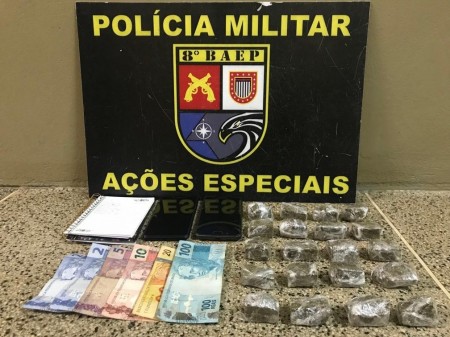 Porções de maconha, anotações sobre o tráfico e dinheiro são apreendidos pela PM, em Paulicéia