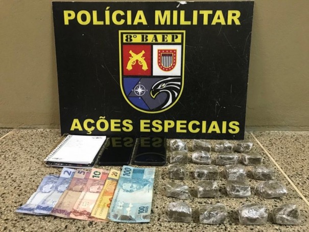 Por��es de maconha, anota��es sobre o tr�fico e dinheiro s�o apreendidos pela PM, em Paulic�ia