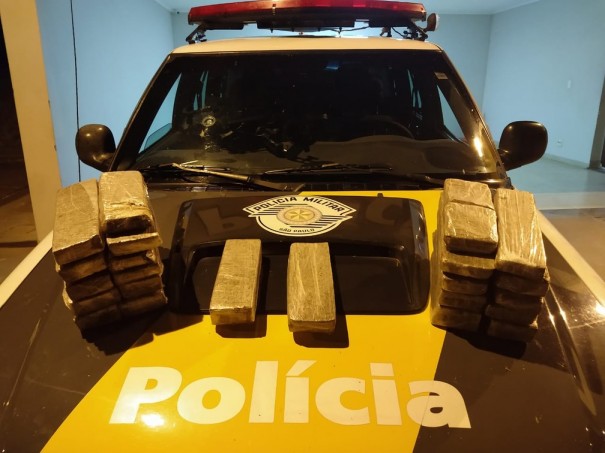 Mais de 13 kg de maconha s�o apreendidos durante fiscaliza��o a �nibus na SP-270